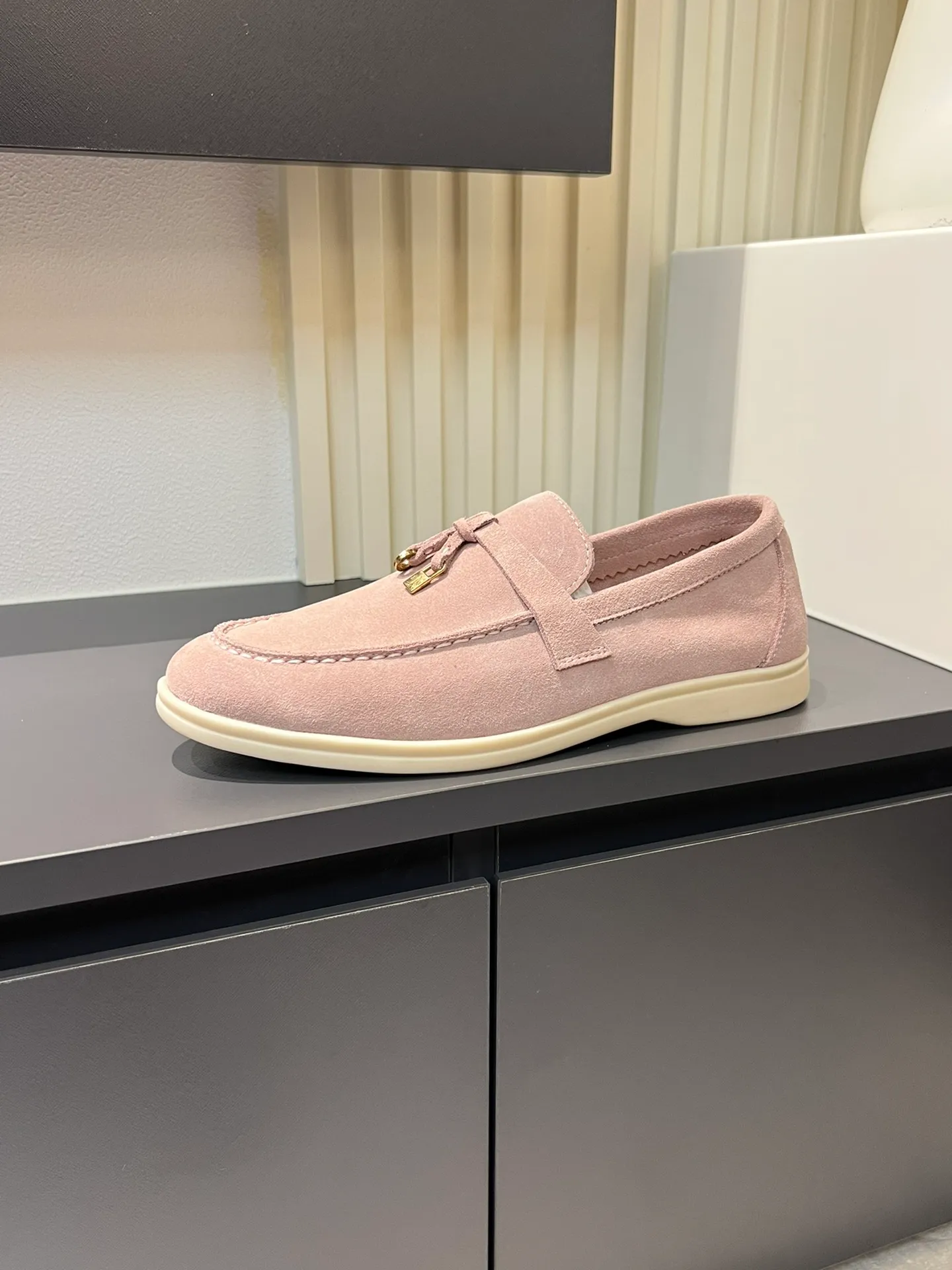 Men's shoes 💰p360 "Loro men's shoes 💰pian'*" Classic L men's shoes for couples 💰p Top version British flat loafers, a must-have item in old money style, the minimalist design is eye-catching and durable, a plus point for dressing The soft foot feel and texture are outstanding. They don’t scratch your feet and are very nice. They are matched with soft and waxy soles. They can be worn daily for a long time without getting tired. They are easy to wear, versatile and classic items, with perfect foot feel and texture! Imported cashmere fabric, the lining is made of imported A-grade water-dyed cow lining, the top version of the genuine leather midsole is sewn with pure handmade mark thread! Size: Female 35-40 (34. Customized) Male 38-44 (45.46. Customized)